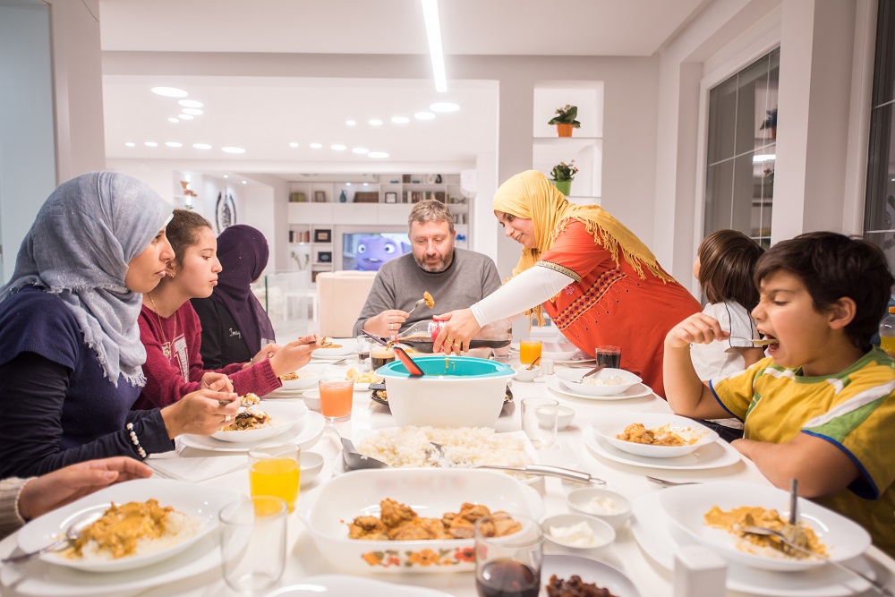 Muslimsk familie ramadan iftar ss